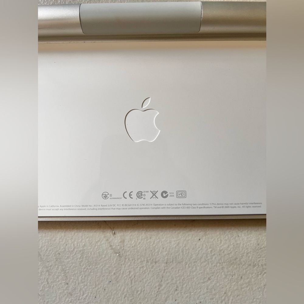 Original Apple Magic Keyboard (1) Bluetooth Wireless Model A1314 *Genuine Apple* - Picture 4 of 5